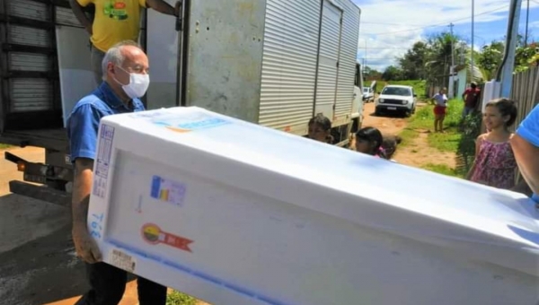 Não é mentira de 1º de abril: Bocalom virou entregador de geladeira 